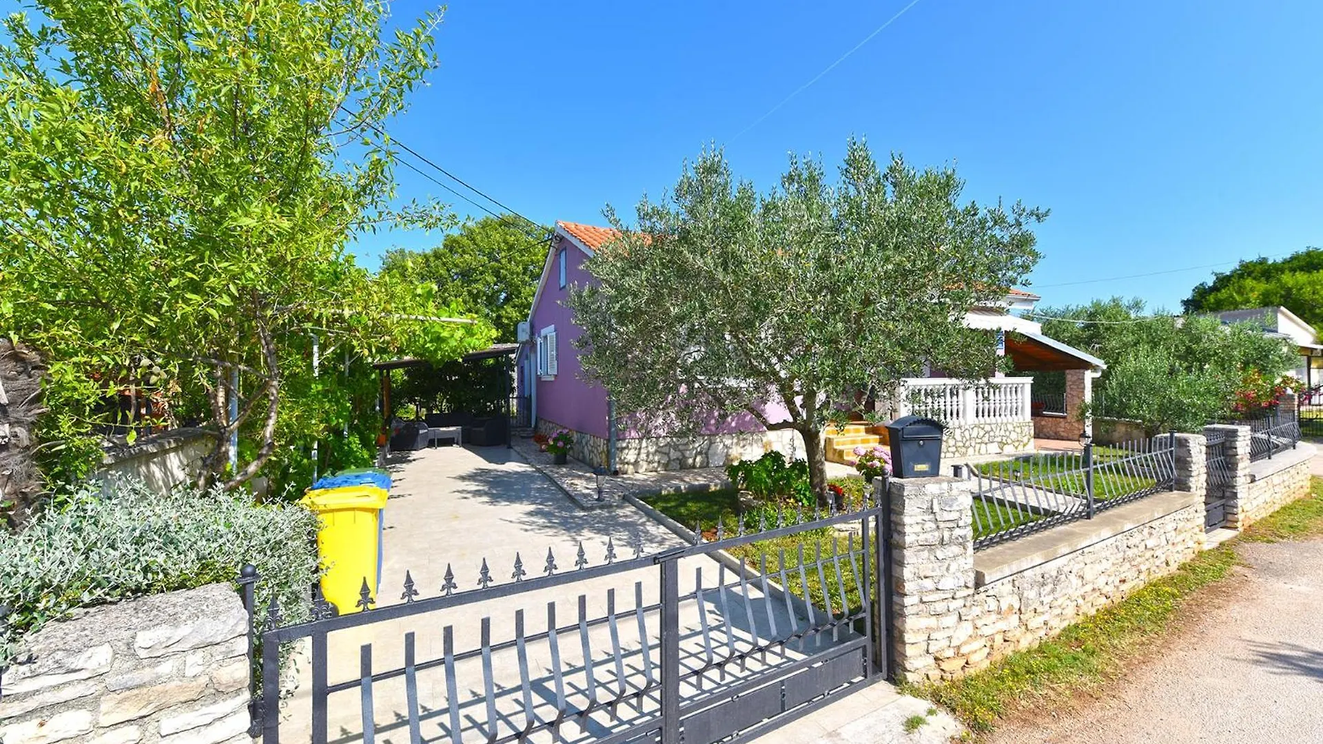 Apartments Vilma 2392 Peruški Croatie